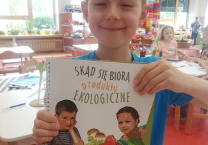 chłopiec pokazuje książkę